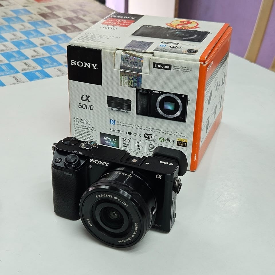 Used Sony alpha a6000 comes with Sony 16-50mm lens full kit
