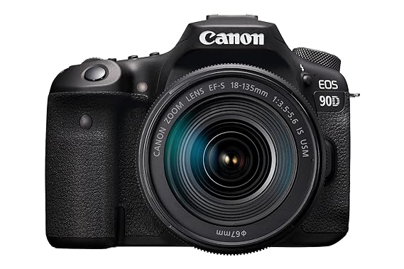 18-135 के साथ प्रयुक्त कैनन ईओएस 90डी डिजिटल एसएलआर कैमरा यूएसएम लेंस है
