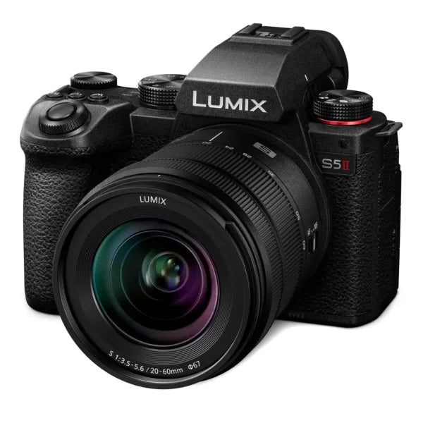 20-60 मिमी लेंस के साथ प्रयुक्त पैनासोनिक लुमिक्स S5 II मिररलेस कैमरा