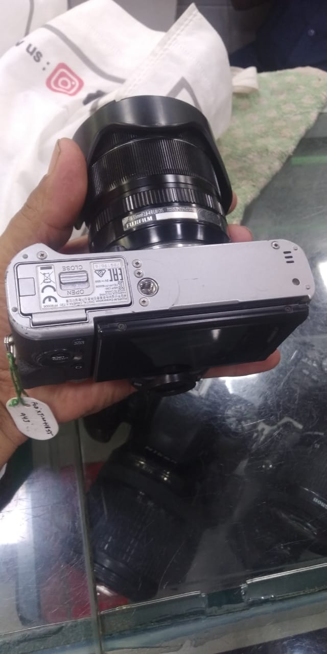 XF 18-55 मिमी F2.8 OIS लेंस मिररलेस कैमरा के साथ प्रयुक्त Fujifilm XT 20