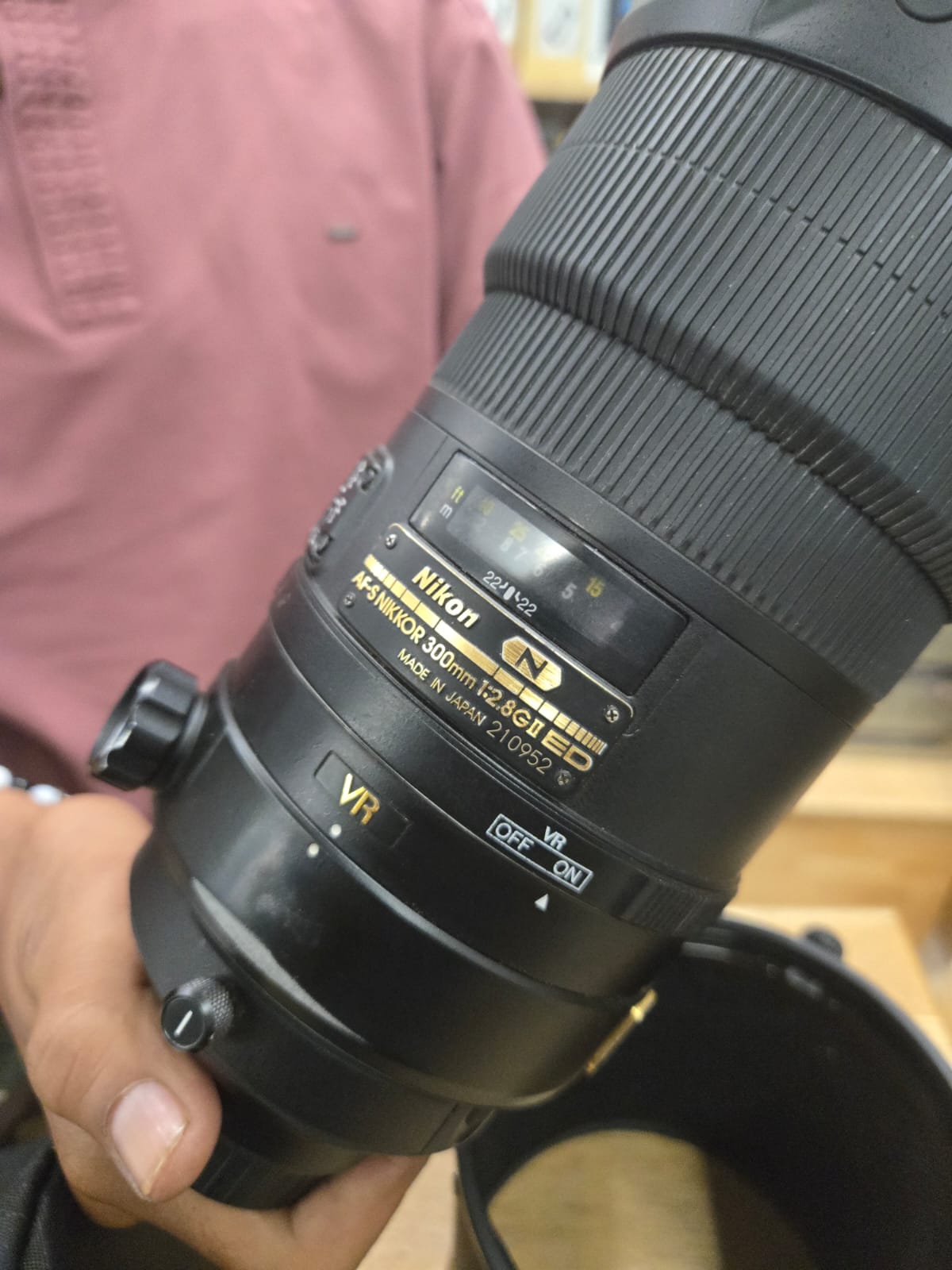 Nikon AF-S FX NIKKOR 300mm f/2.8G ED वाइब्रेशन रिडक्शन II Nikon DSLR कैमरों के लिए ऑटो फोकस के साथ फिक्स्ड ज़ूम लेंस