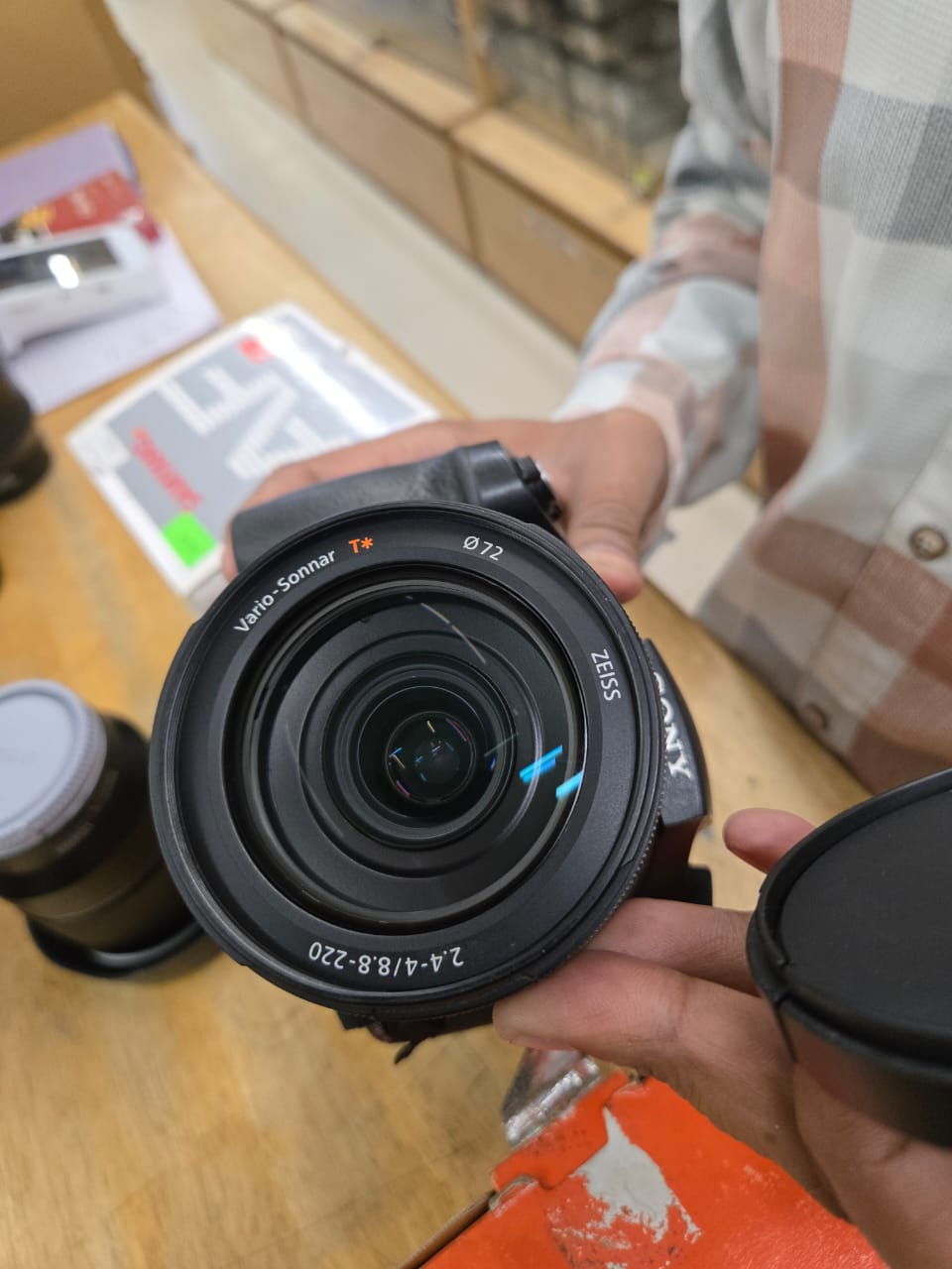 Sony RX10 IV 0.03 सेकंड ऑटो-फोकस और 25x ऑप्टिकल ज़ूम DSC-RX10M4 के साथ