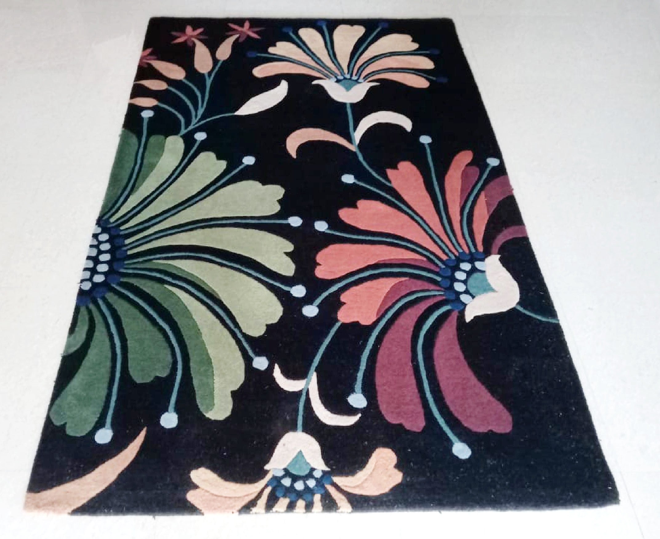 Detec™ Wool Hand Tufted Rug - Floral Pattern on Black