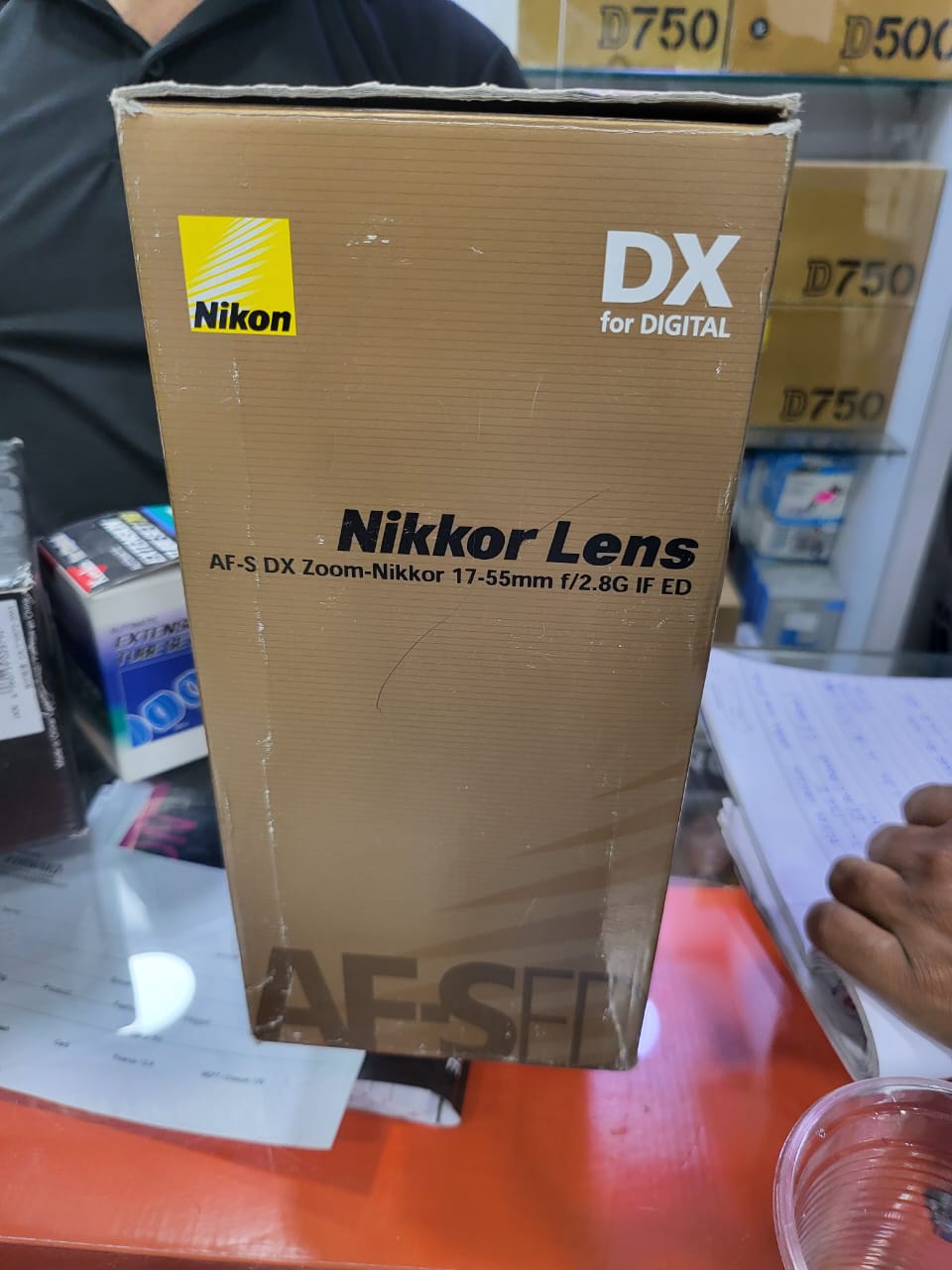 Nikon AF-S DX Nikkor 17-55mm F/2.8 G IF-ED Zoom Lens for Nikon DSLR Camera