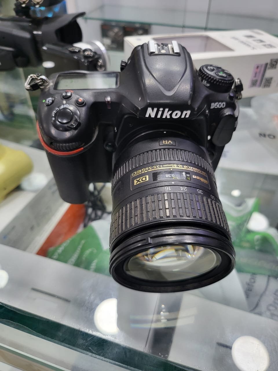 AF-S DX NIKKOR 16-85mm f/3.5-5.6G ED के साथ प्रयुक्त Nikon D500