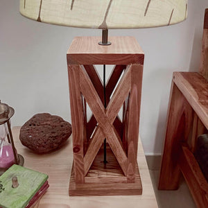 पीले-मुद्रित फैब्रिक लैंपशेड के साथ सममित भूरा लकड़ी का टेबल लैंप