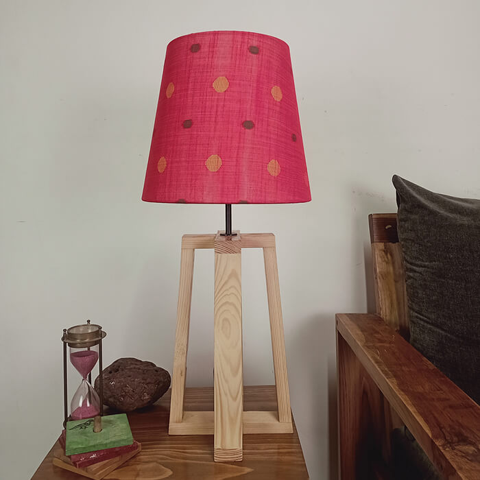 लाल मुद्रित फैब्रिक लैंपशेड के साथ ब्लेंडर बेज लकड़ी का टेबल लैंप