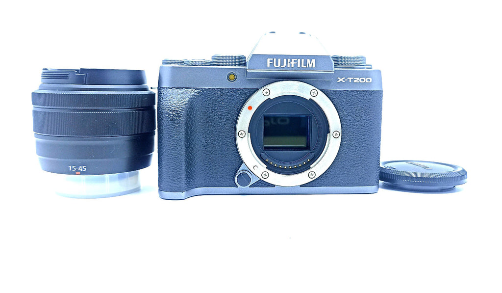 15-45 मिमी लेंस डार्क सिल्वर के साथ प्रयुक्त फ़ूजीफिल्म एक्स टी200 मिररलेस डिजिटल कैमरा