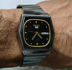 Load image into Gallery viewer, Vintage Seiko 5 Automatic 23 Jewels Code 2.U4 Watch
