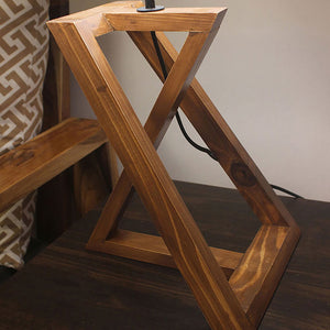 काले फैब्रिक लैंपशेड के साथ कैटापुल्ट ब्राउन लकड़ी का टेबल लैंप