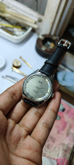 Load image into Gallery viewer, Vintage HMT Vivek Para Shock 17 Jewels Code 0.U25 Watch
