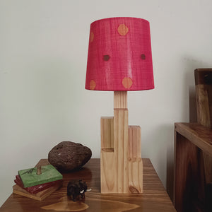 लाल मुद्रित फैब्रिक लैंपशेड के साथ स्काईलाइन बेज लकड़ी का टेबल लैंप