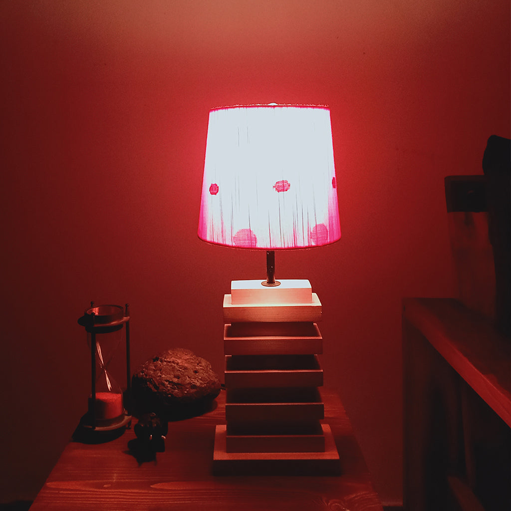 लाल मुद्रित फैब्रिक लैंपशेड के साथ ट्रफल बेज लकड़ी का टेबल लैंप 