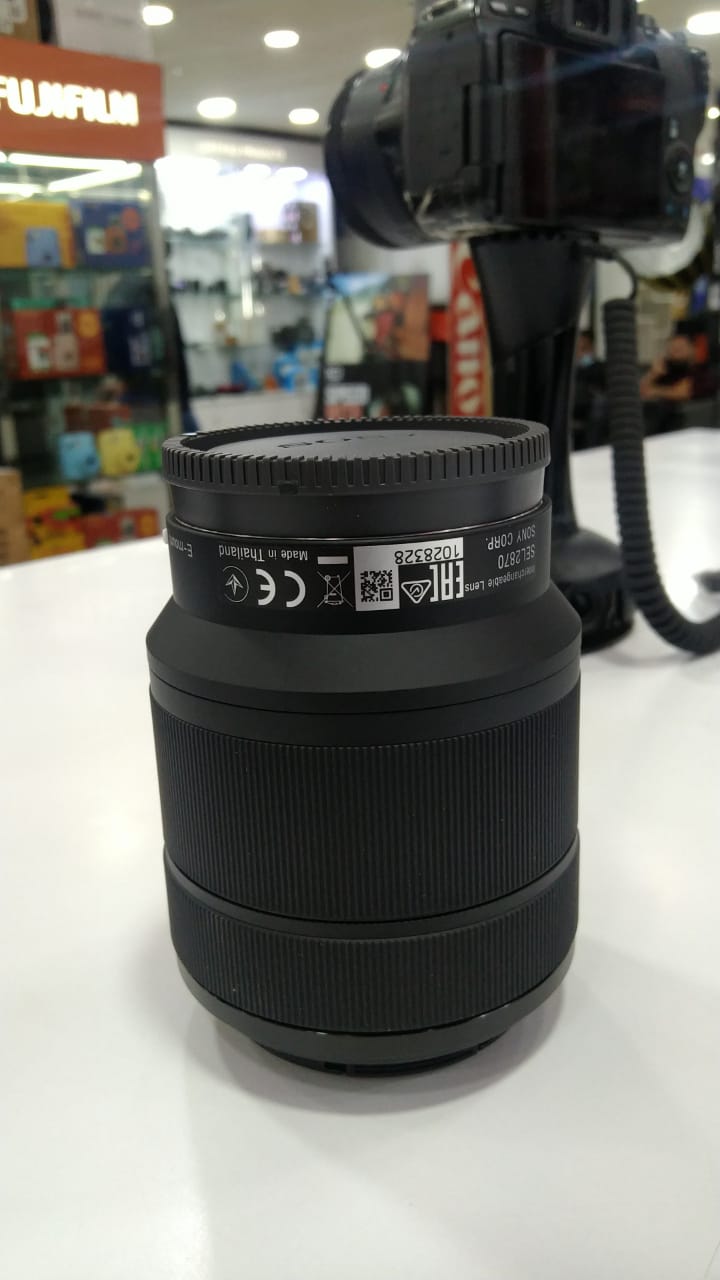 Used Sony sel28 70 Lens with Hood