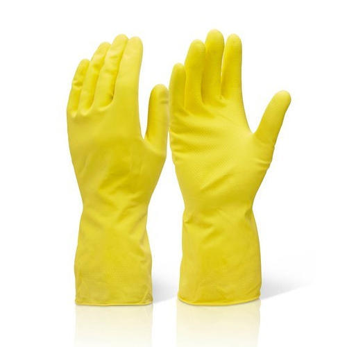 घर में धुलाई, सफाई, वाशरूम, रसोई के लिए पीले हाथ के दस्ताने पकड़ें 
