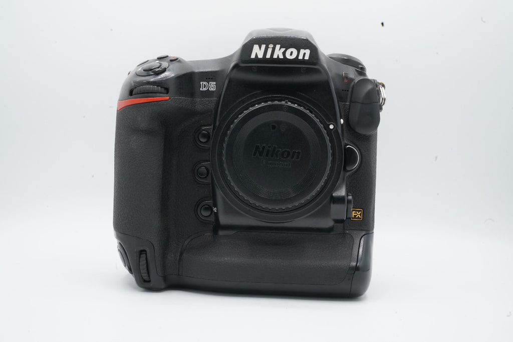 केवल Nikon D5 CF बॉडी का उपयोग किया गया
