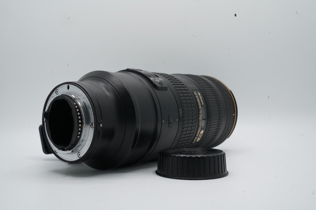 प्रयुक्त Nikon AF S 70 200mm f 2.8G लेंस