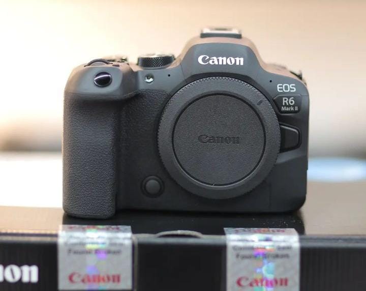 Used Canon EOS R6 Mark II Mirrorless Camera Body with 24