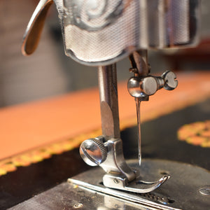 Detec™ Sewing Machine With Table Stand